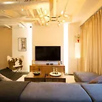Uh Suite House